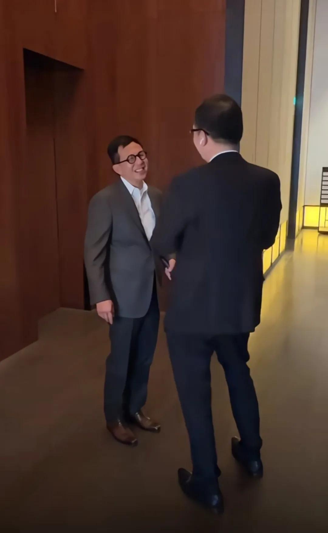 商厦偶遇香港大佬！看起来好小一只，却难掩强大气场近日，某网友在个人社交账号上分