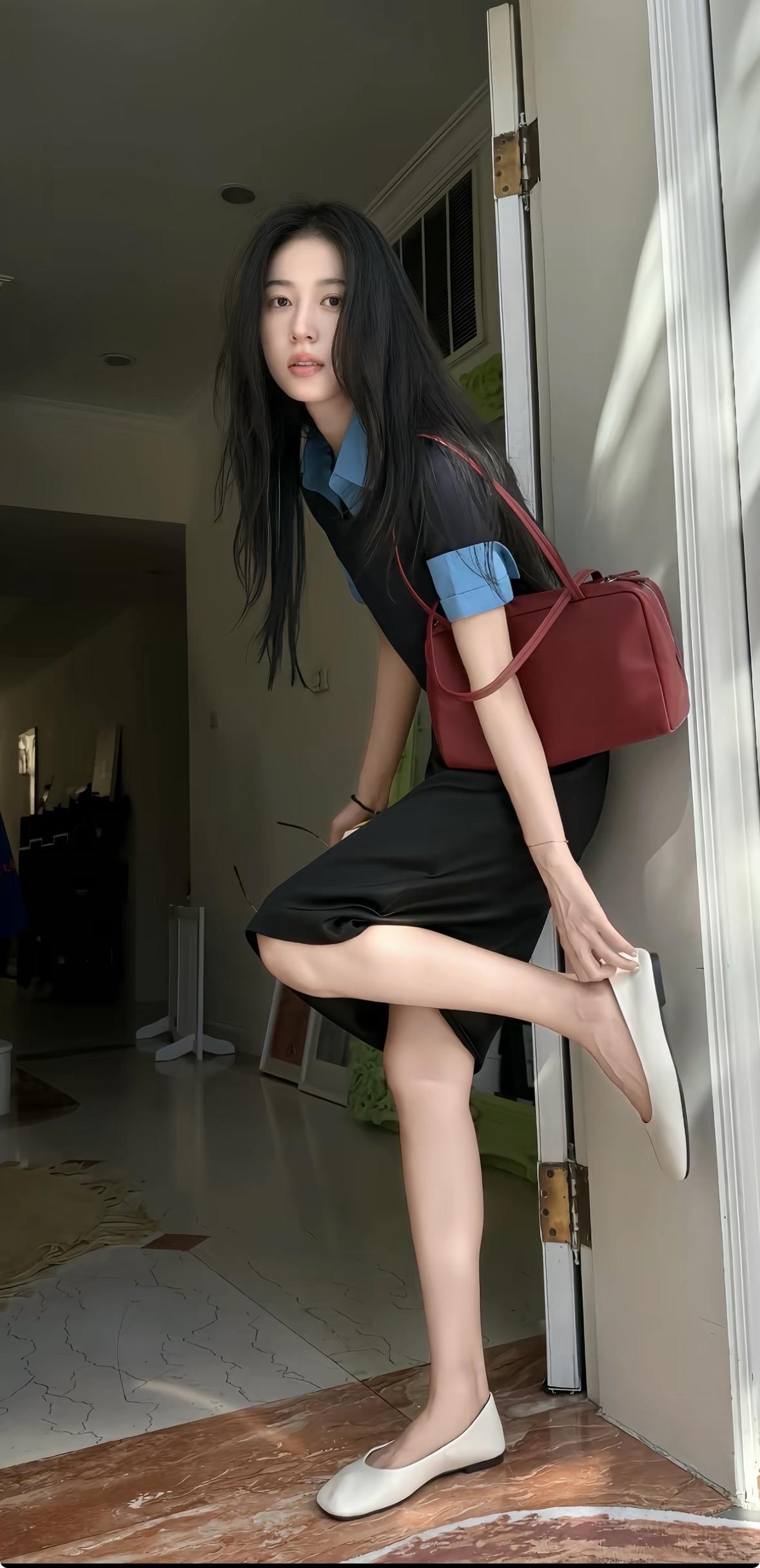 舒适的家居服搭配白色平底鞋，轻松自在的一天😊