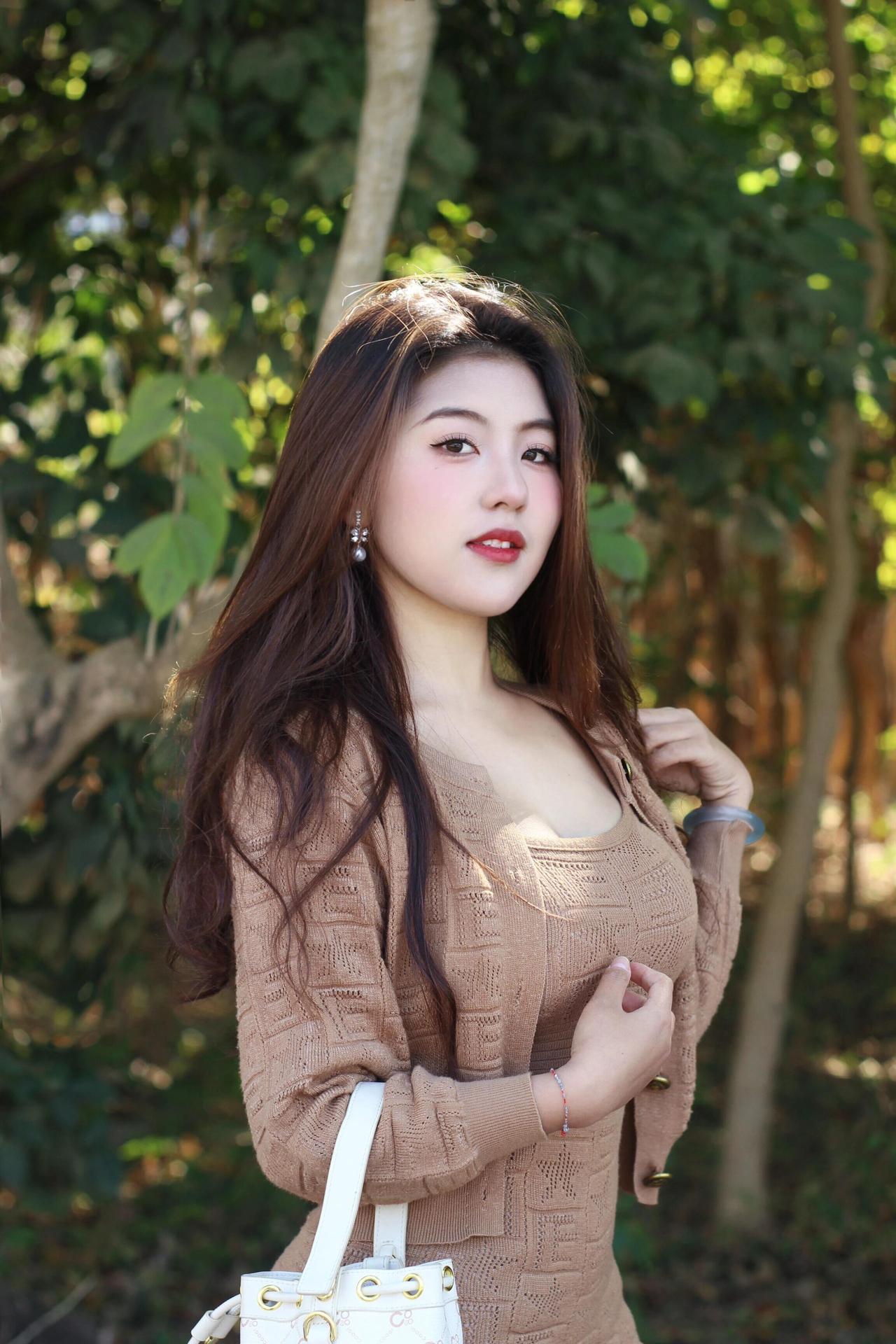 秋日森林中的甜美少女，温柔微笑，自然妆容，时尚穿搭，清新自然。自然清新美少女秋