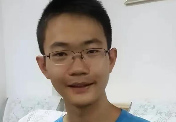 2016年，上课很少听讲，熬夜打游戏，分数公布当天还在网吧打游戏的少年胡明源，以