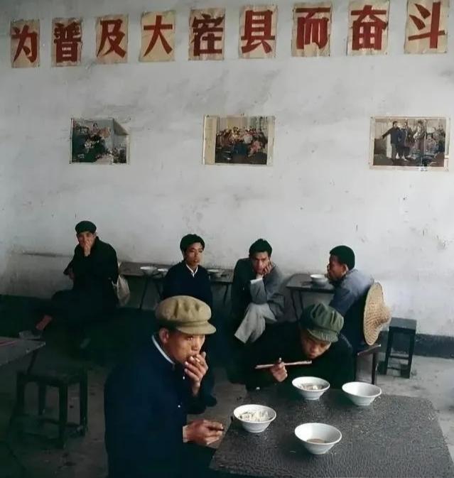 分享充满回忆的老照片那些年穷就是穷，那是不争的事实。有的人就是不敢承认那些年穷这