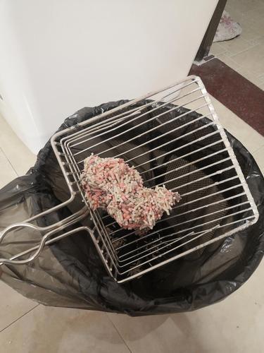 北京昌平一小区内，楼上租客张女士频繁将猫砂及湿巾冲入马桶，导致楼下业主刘女士家卫