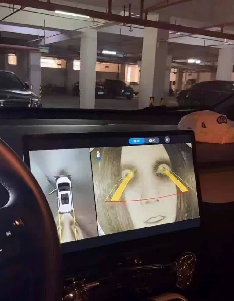 埃安车主倒车惊魂！倒车影像里突然出现一张惨白的“女鬼”脸，车主瞬间懵了！近日，一