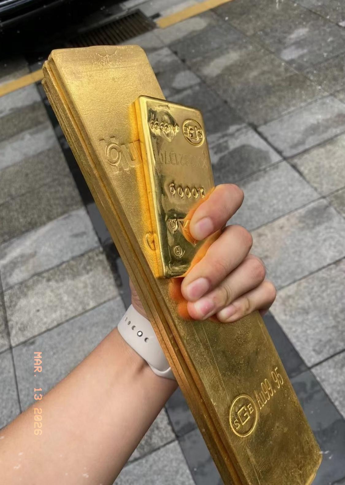 一觉睡醒，手里有黄金的朋友又懵了。昨天金价还在1150，刚一查已经跌到1