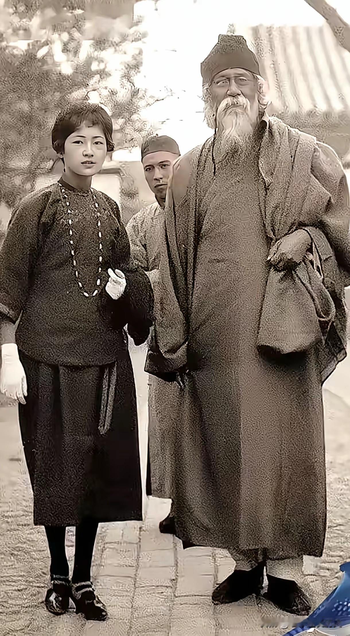 这张照片拍摄于1924年，是印度诗人泰戈尔访华期间与林徽因的珍贵合影。那时20