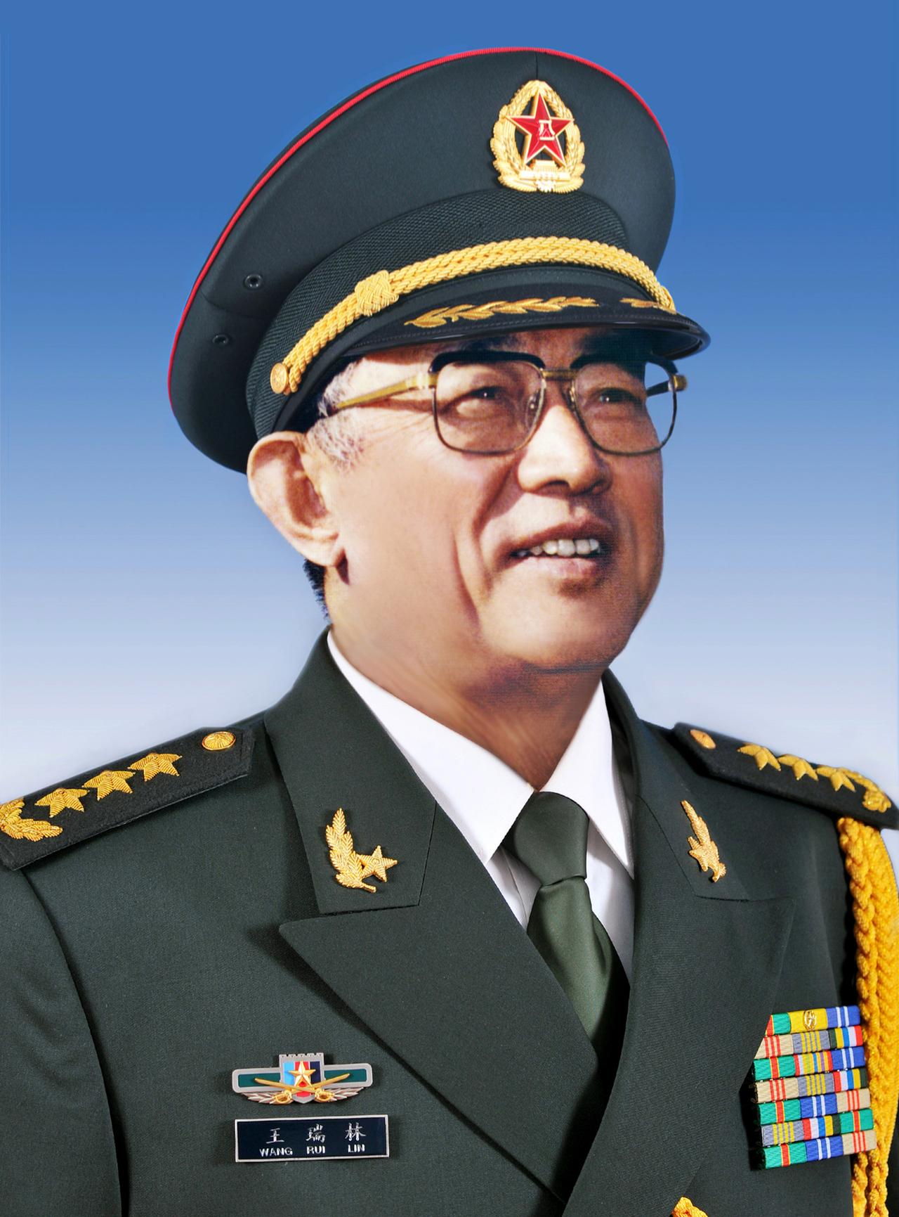 他是山东招远人，1946年参加革命工作，早年在家乡当过小学教师，后来投笔从戎，加