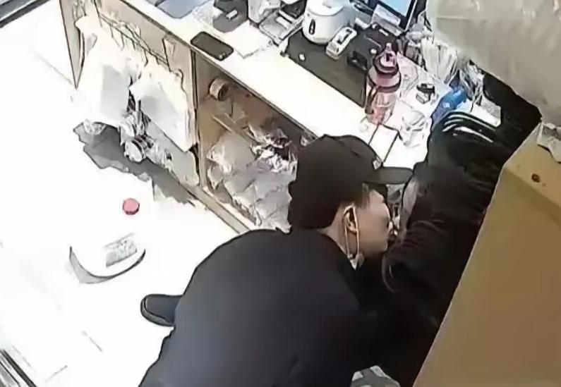 奶茶店的后台操作间，明明知道装了监控这一对男女，还是在那里玩暧昧！这就是所谓