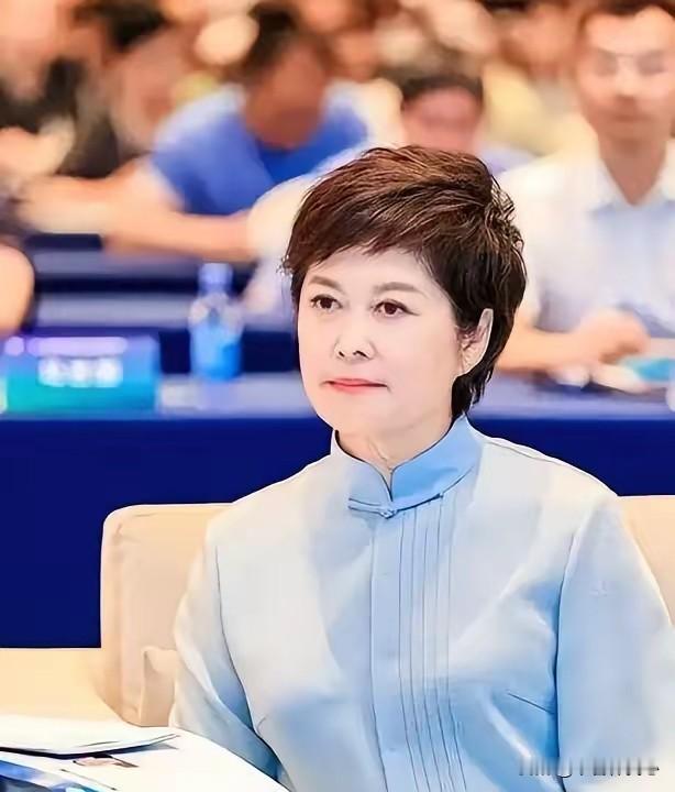 敬一丹离世全网缅怀，同是资深主持人悼念发文，曹可凡、白岩松两篇文案，格局差距一眼暴露，口碑彻底两极反