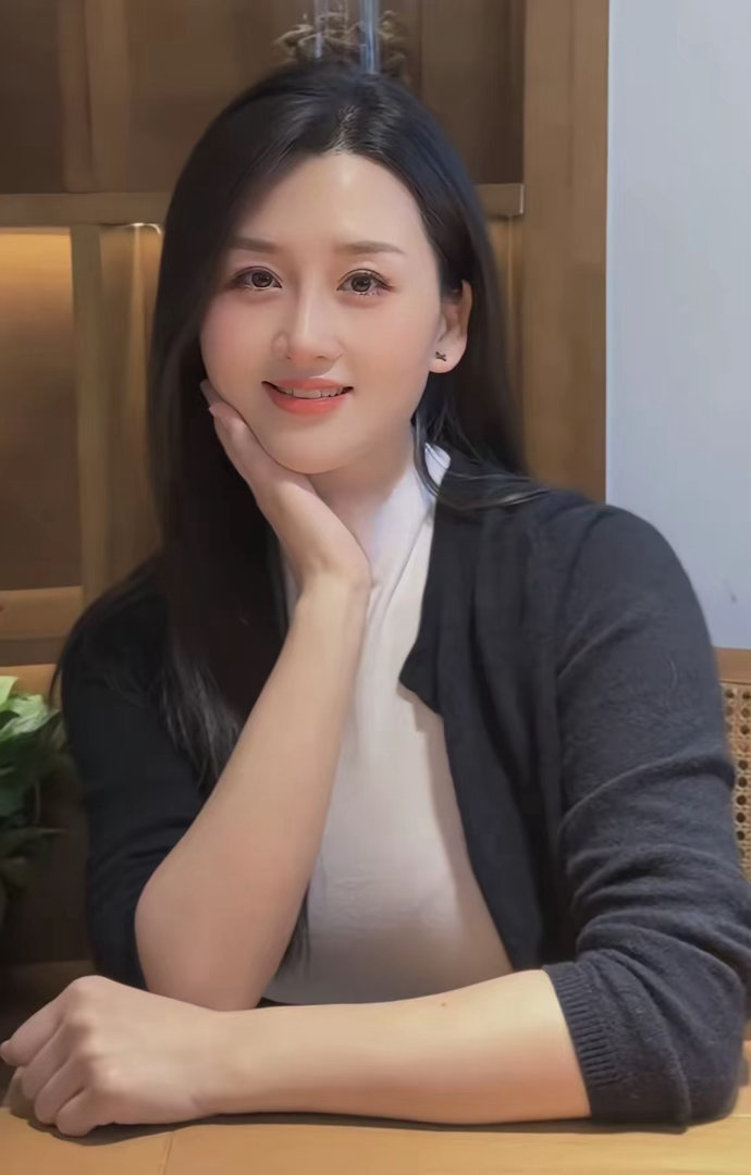 温柔微笑，暖意满满，享受美好时光。