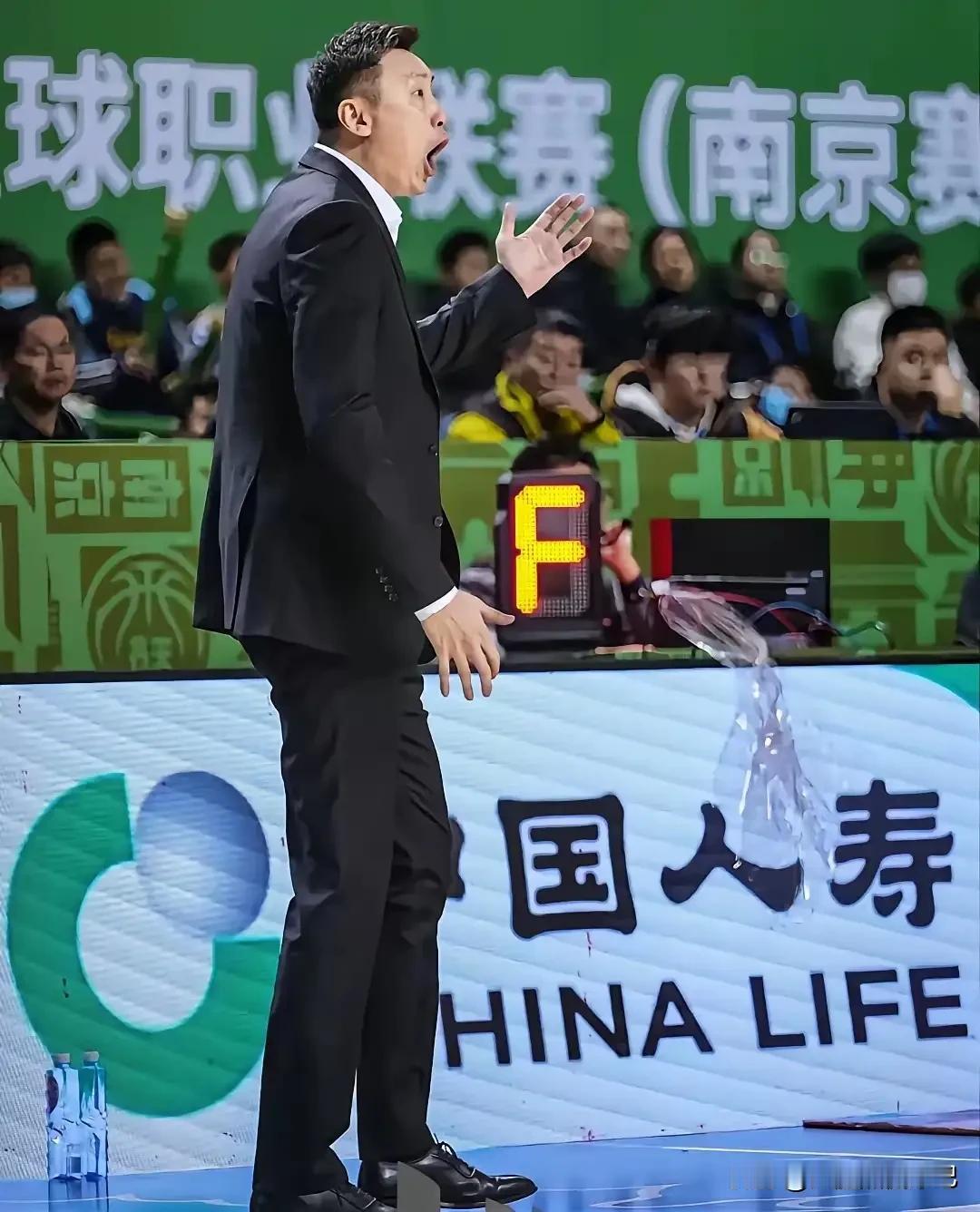 现在还有人骂易立吗？还有人说江苏男篮菜吗？惜败给北京的江苏男篮彻底蜕变了，客场