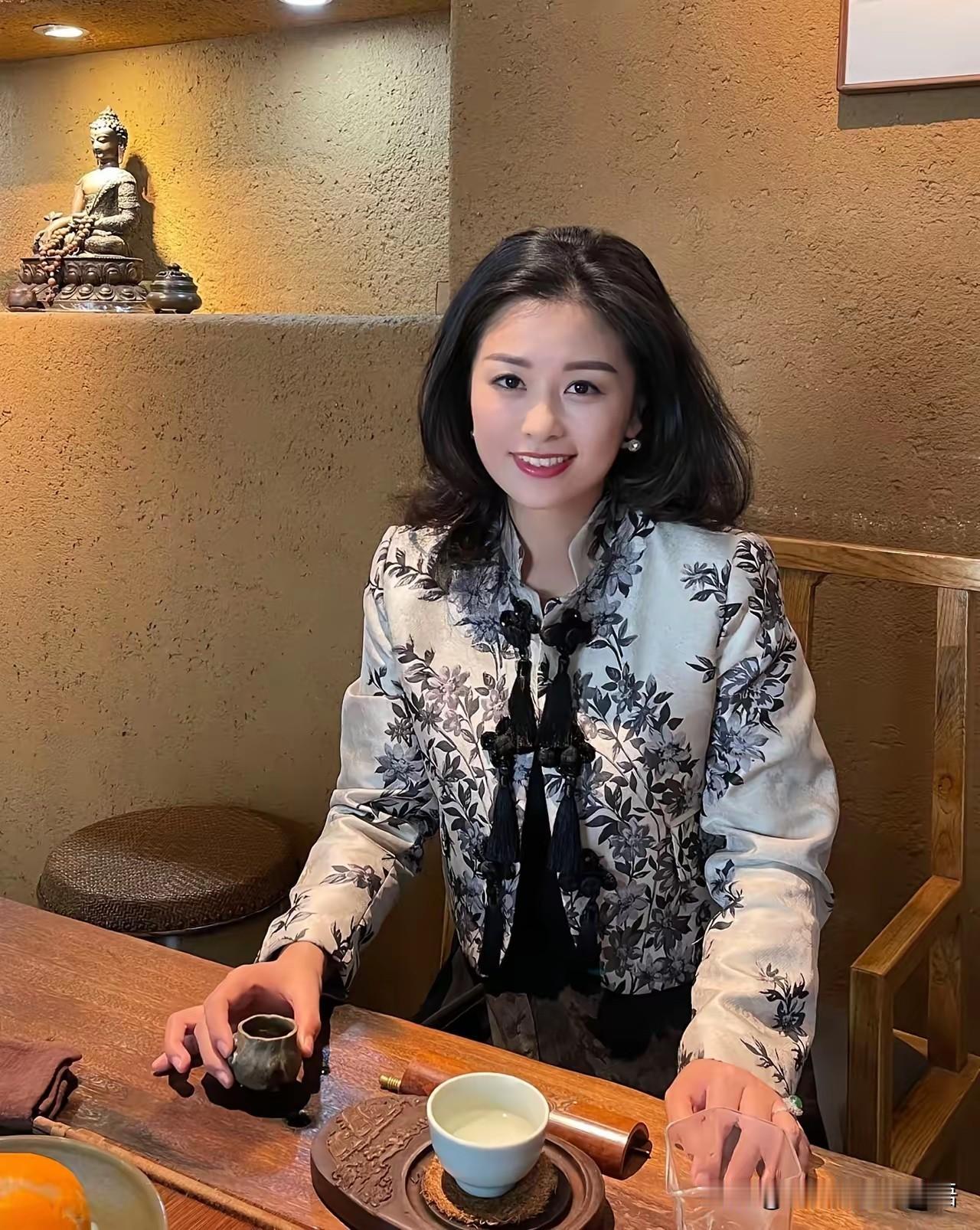 社交圈以为单身，易吸引他人追求，增加感情危机。