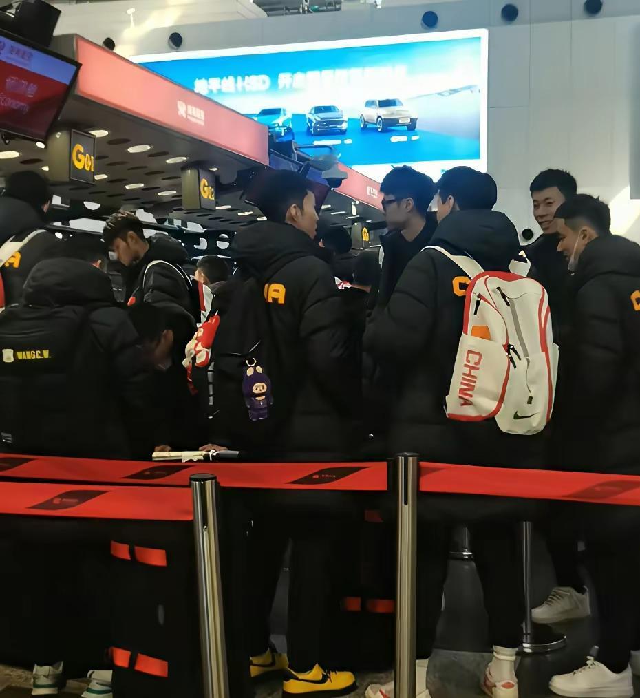 看看中国男篮都有谁去日本参加世预赛，尽管中国男篮12人大名单还没有公布，但是有球