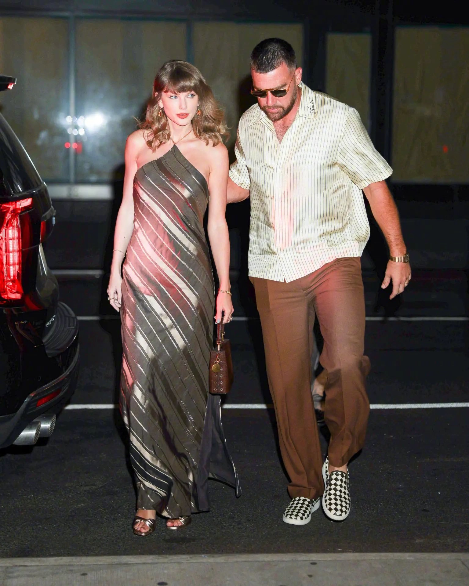 TaylorSwift与丈夫TravisKelce纽约街拍一览：tay