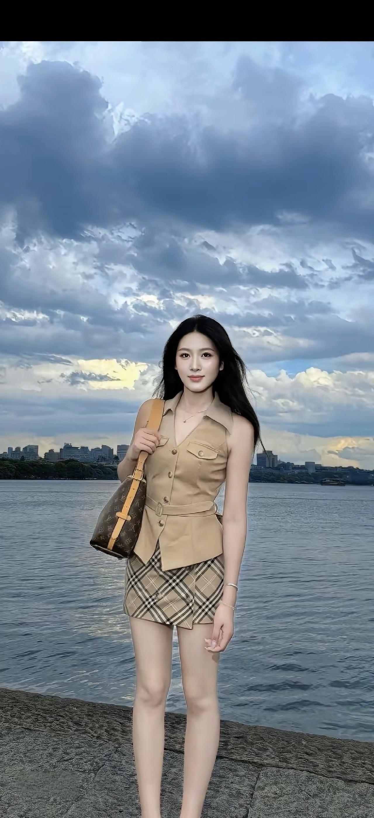 湖畔美人倚，云卷风轻起。