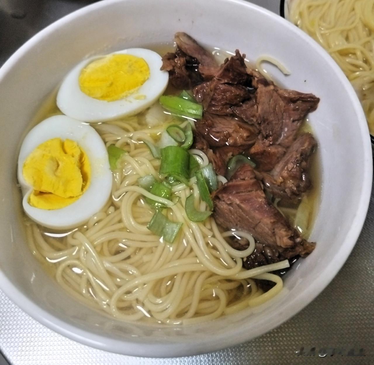 早餐，牛肉面。虽然五点半起床有点儿早，但这6.点的早餐很耀眼呀[呲牙笑]爱