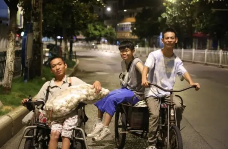 三名00后的脑瘫少年，一起组团摆摊卖大蒜挣钱养活自己的视频看哭了全网。三名少