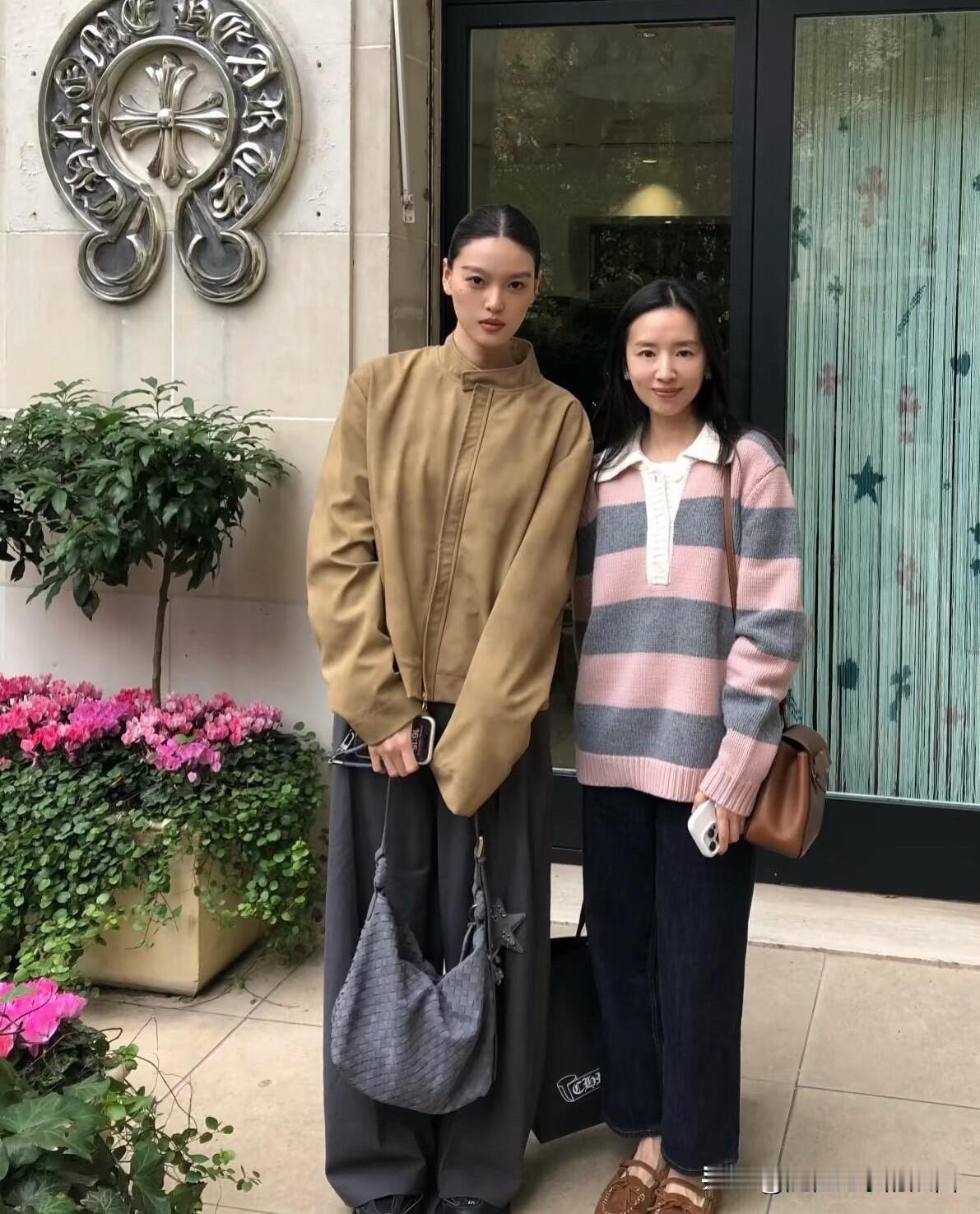 都说董洁很美，可是她好像不太上镜，本人看起来比较普通，有一点苦相，看起来没有左边