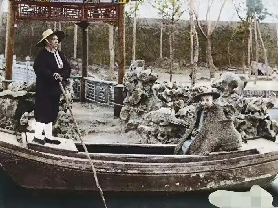 1908年，袁世廉和弟弟袁世凯在河南老家垂钓期间一张罕见留影