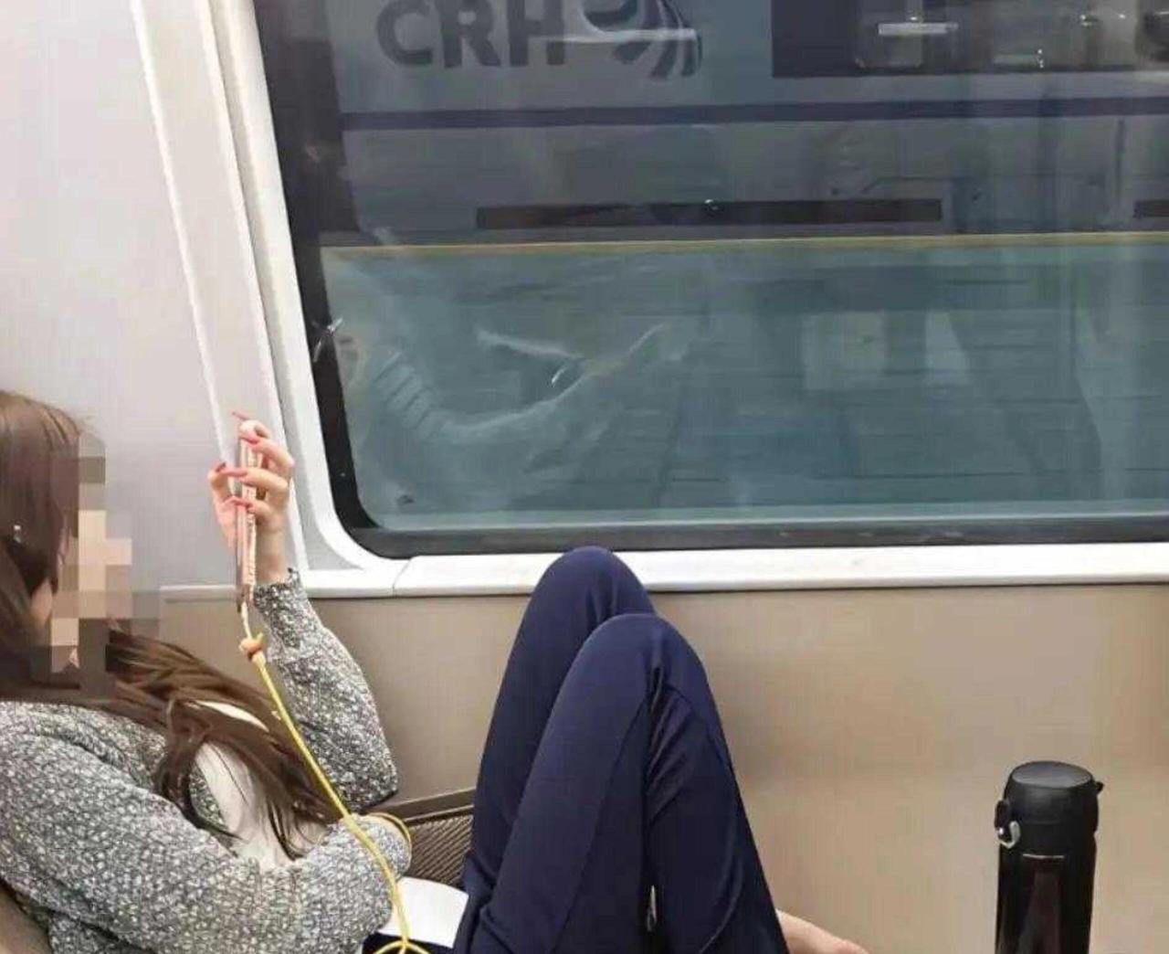 哎哟，高铁上这位小姐姐也是绝了。💺穿高跟鞋累，这个我懂，谁穿谁知道，脚趾头