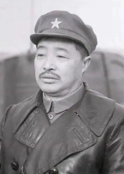 1936年秋，贺龙对着一个被五花大绑红军团长，怒道：骑兵排全没了，你的人在哪儿？