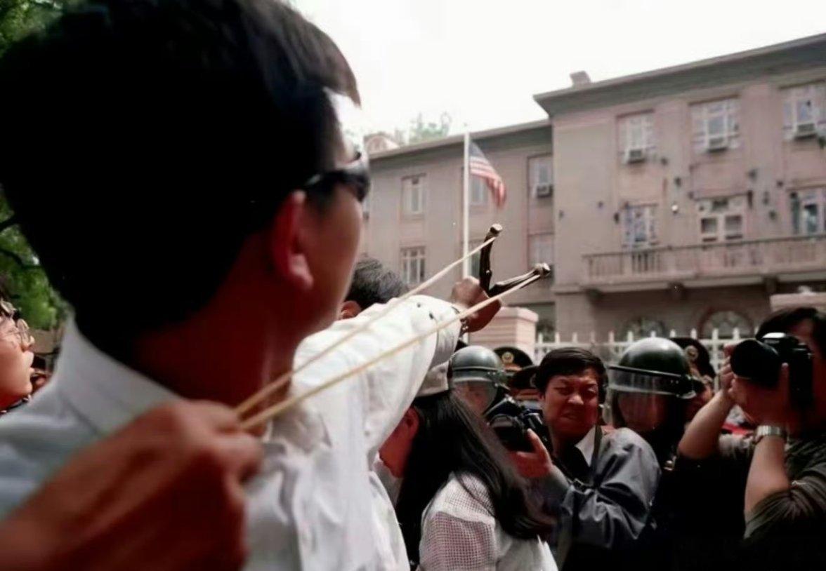 当时我就在！我也扔了！我还把人民大学西门斜对面麦当劳的玻璃给砸了！店长冲出来说同