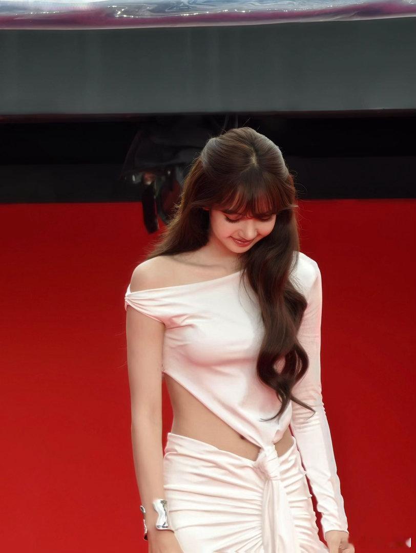 Lisa折角腰紧身礼服毫无容错空间，Lisa驾驭起来轻轻松松，利落好看的折角腰