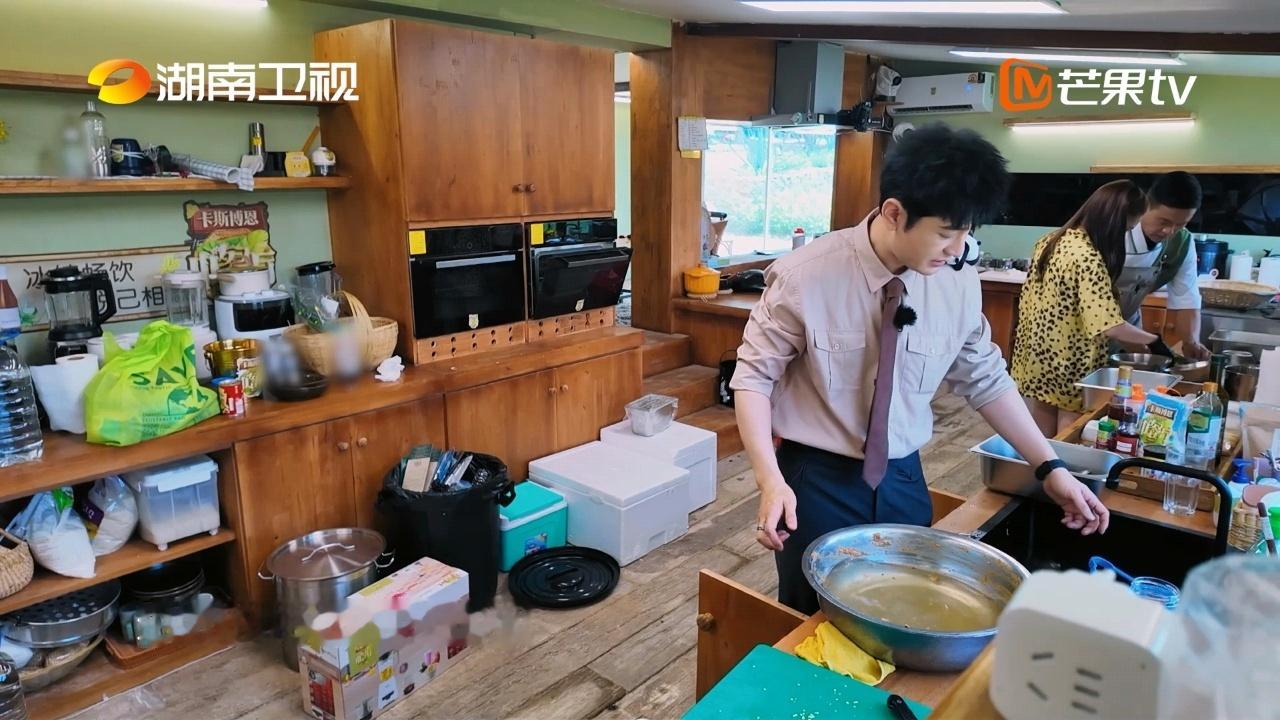 王俊凯黄晓明尽说些王俊凯接不住的话中餐厅王俊凯处理折耳根本想吐槽是生锈的味道，