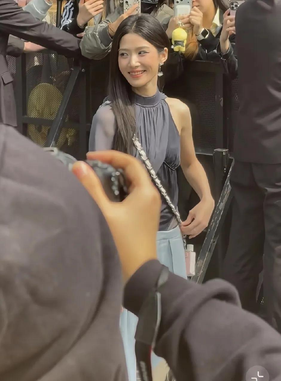 内娱又要出一个顶流了，就是卢昱晓。网友纷纷说：“美女多相似，她有些角度，笑起来