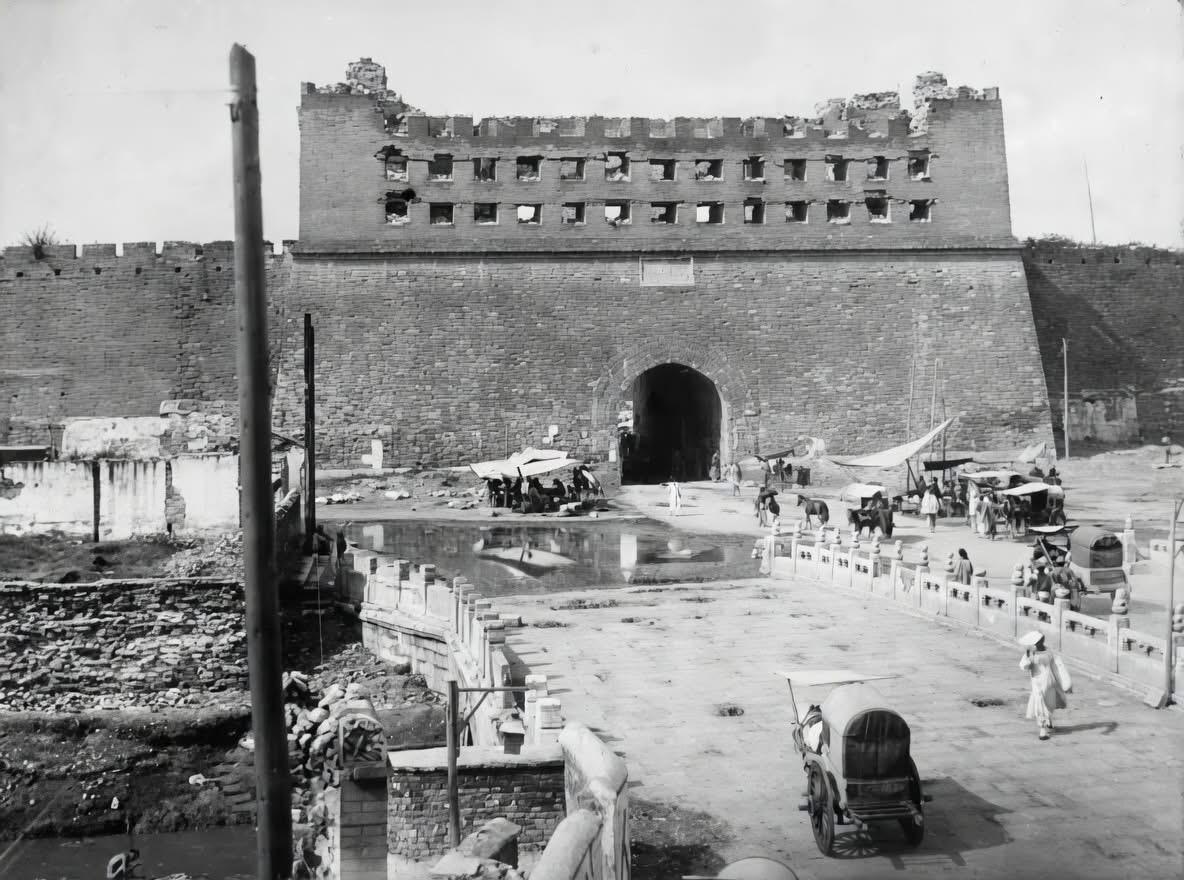 大家可知否北京紫禁城太和殿的汉白玉阶上，至今还留着1901年八国联军阅兵时，用刺