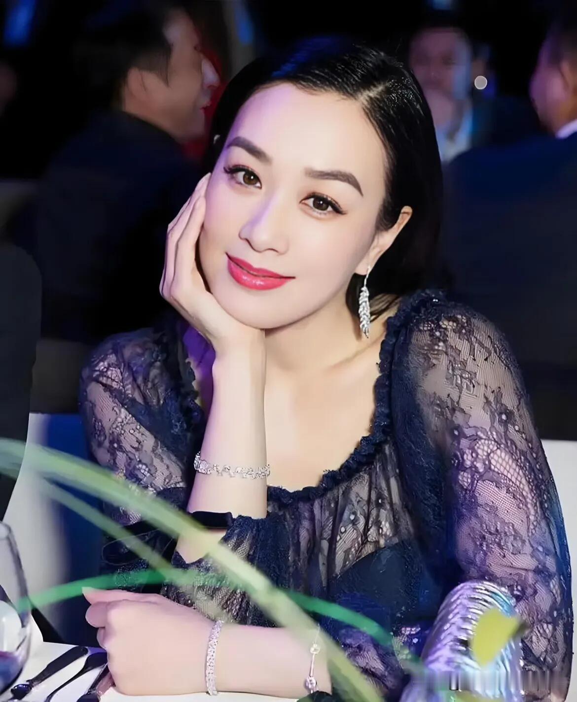 大家有没有发现，前后经历三段婚姻的钟丽缇，55岁了身上没有中老年人的那种特征，法
