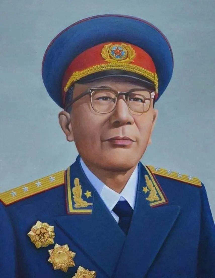 【黄克诚：有些人不顾事实污蔑毛主席，我接受不了】那时，老将军已经患有严重的白内障