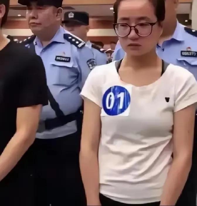 2019年，读硕士的杨春燕还在上课，突然警察登门把她逮捕，离开前，教授诧异问道：
