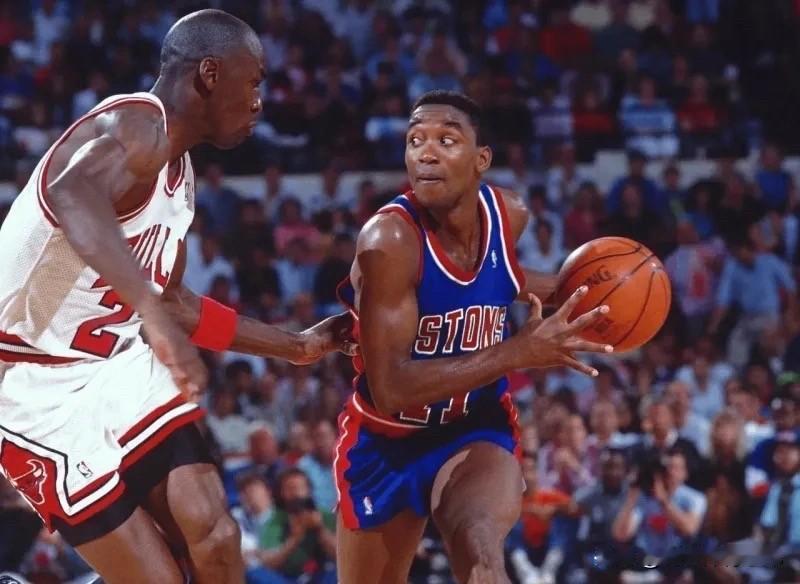 活塞名宿托马斯再次攻击乔丹，直言乔丹没有任何一项个人数据，包括夺冠次数、总得分等