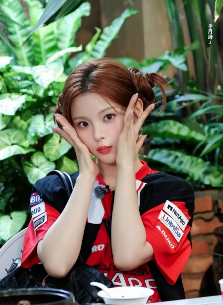 杨超越出个国怎么美成这样，是女神降临！在时尚之都巴黎，杨超越身着黑色绑带长裙搭配
