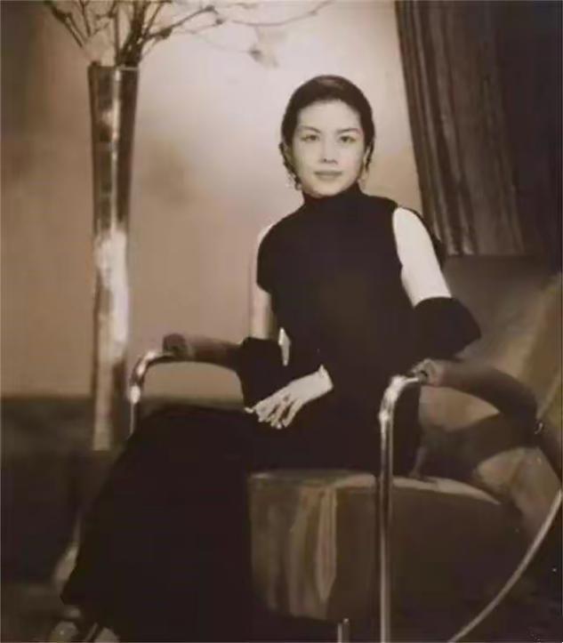 1935年上海，一个20岁的姑娘，当着满堂宾客的面，朝37岁的张伯驹跪下来："我