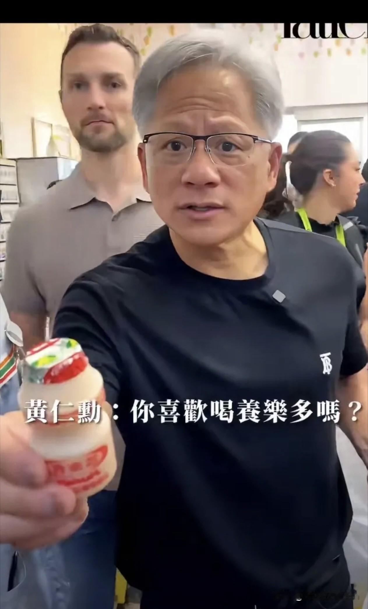 黄仁勋真的是太暖了，太有素养了有一个女生在路边等车，黄仁勋开车路过看到就