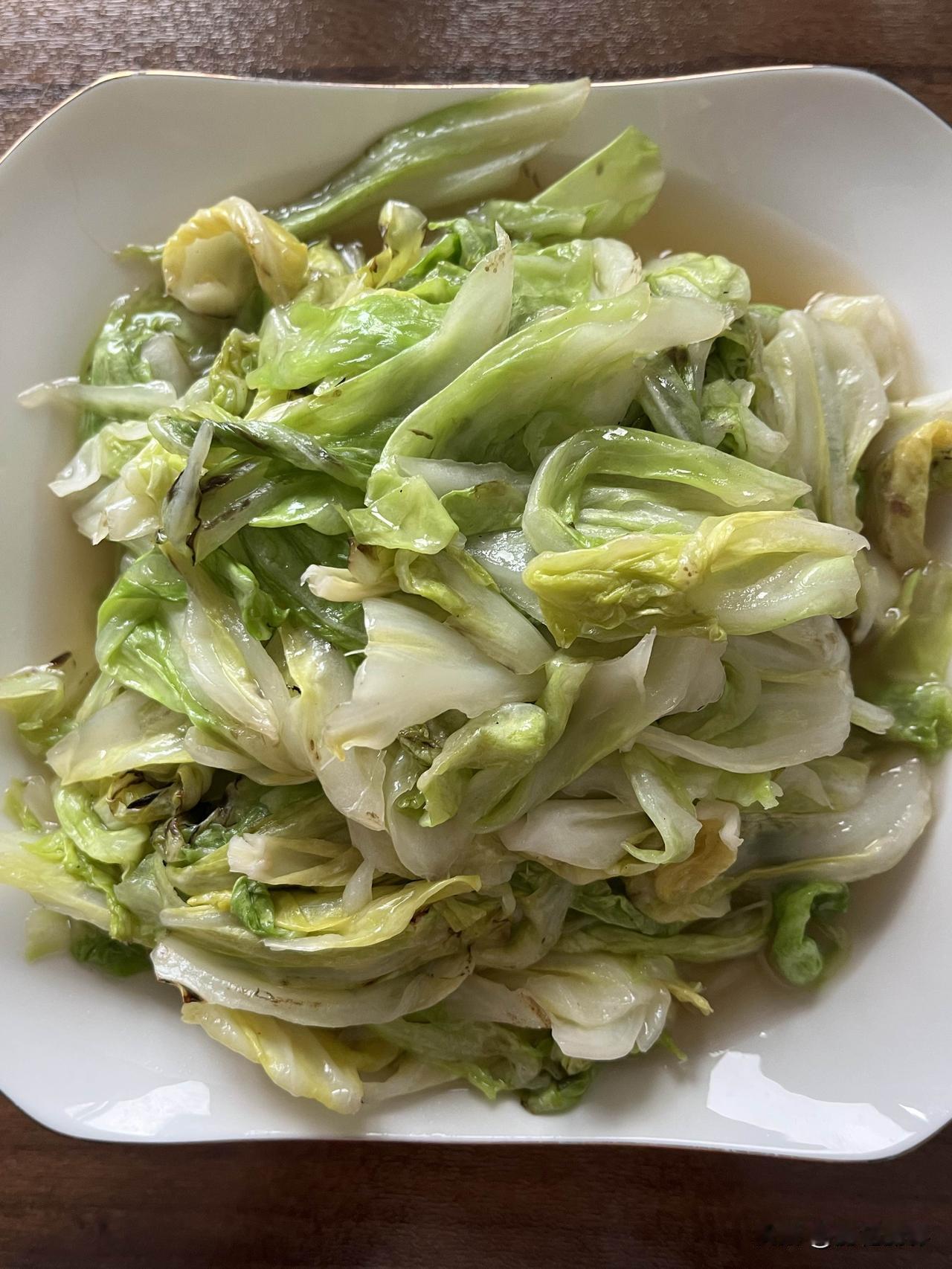 好友们晚上好！夏安吉祥，晚餐香香！今天的晚餐：手撕包菜蒸拆骨肉红薯玉米杂