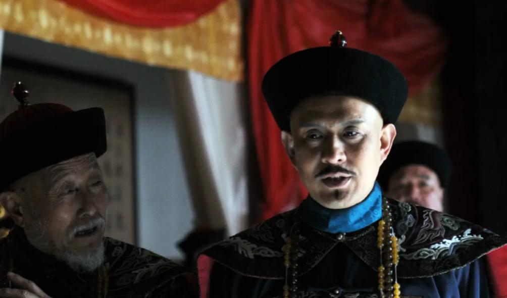 两次判死刑，两次被捞出来，最后还混上了太子太保。 1780年，清朝官场炸出一