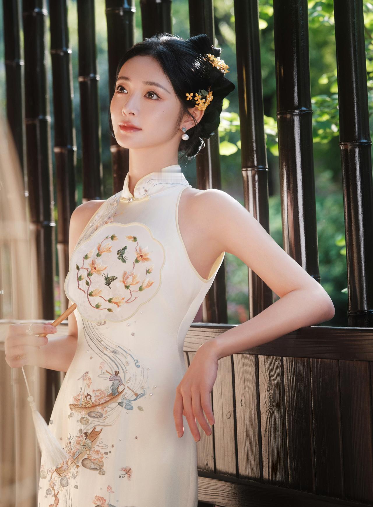 周洁琼身着刺绣旗袍、手持团扇的古典形象，旨在通过“庭院深深”的视觉意境，展现新时