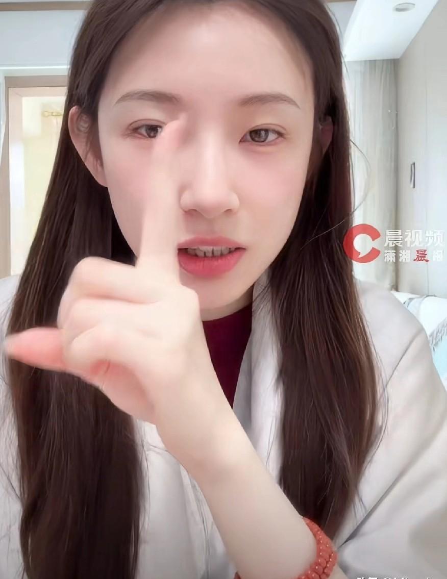 你看春晚时觉得她字正腔圆稳如泰山，下了台她一张嘴就是大碴子味儿能跟你唠一宿。马