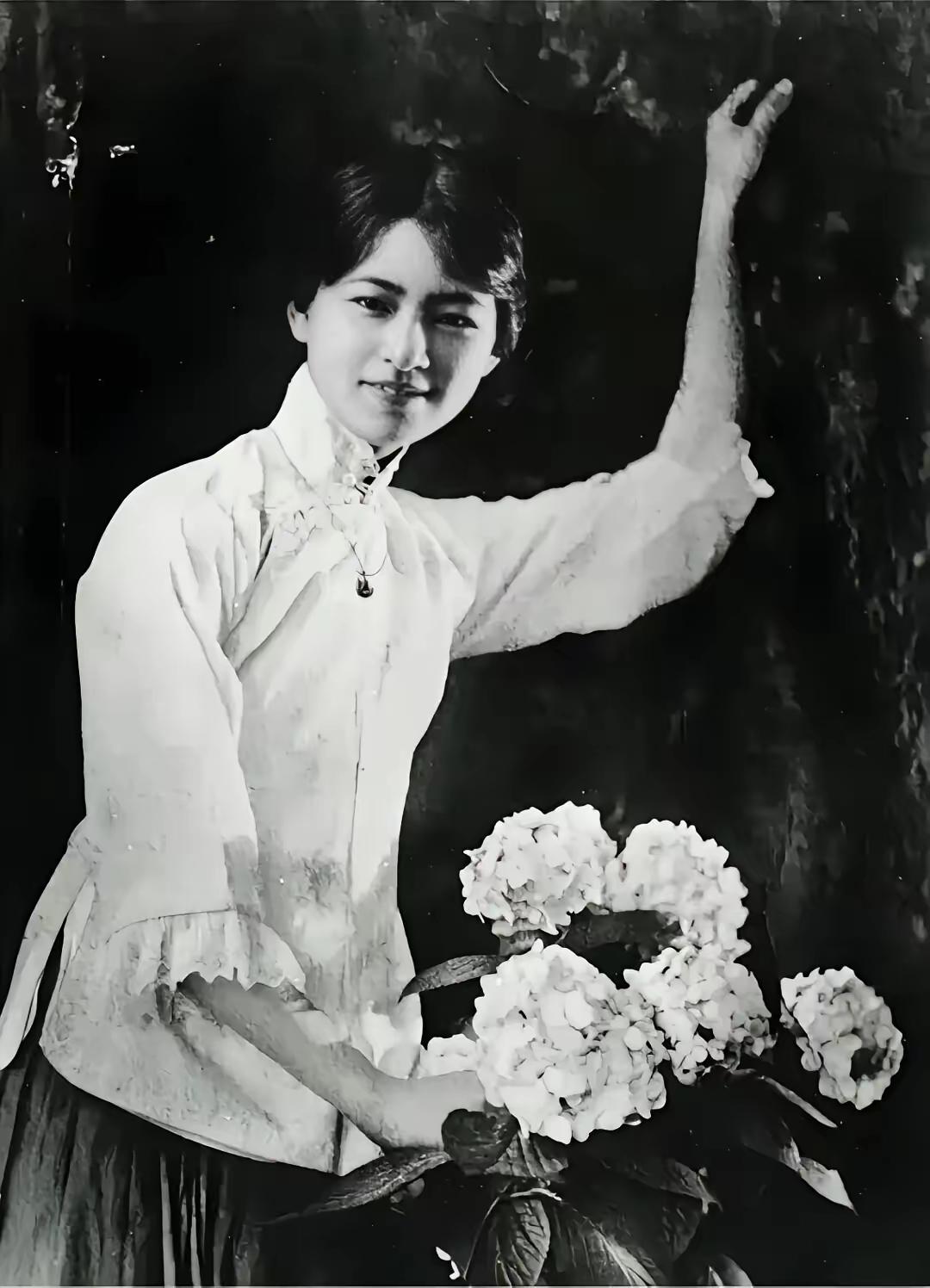 1920年伦敦，16岁林徽因与24岁徐志摩相遇，徐志摩为她疯狂，不惜抛弃