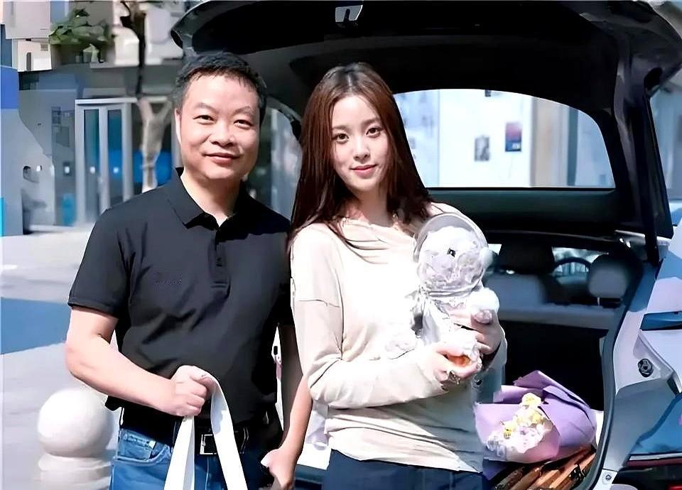 欧阳娜娜2000年生的，今年才25岁，其面相跟她年龄差不多相符。现在人保养真