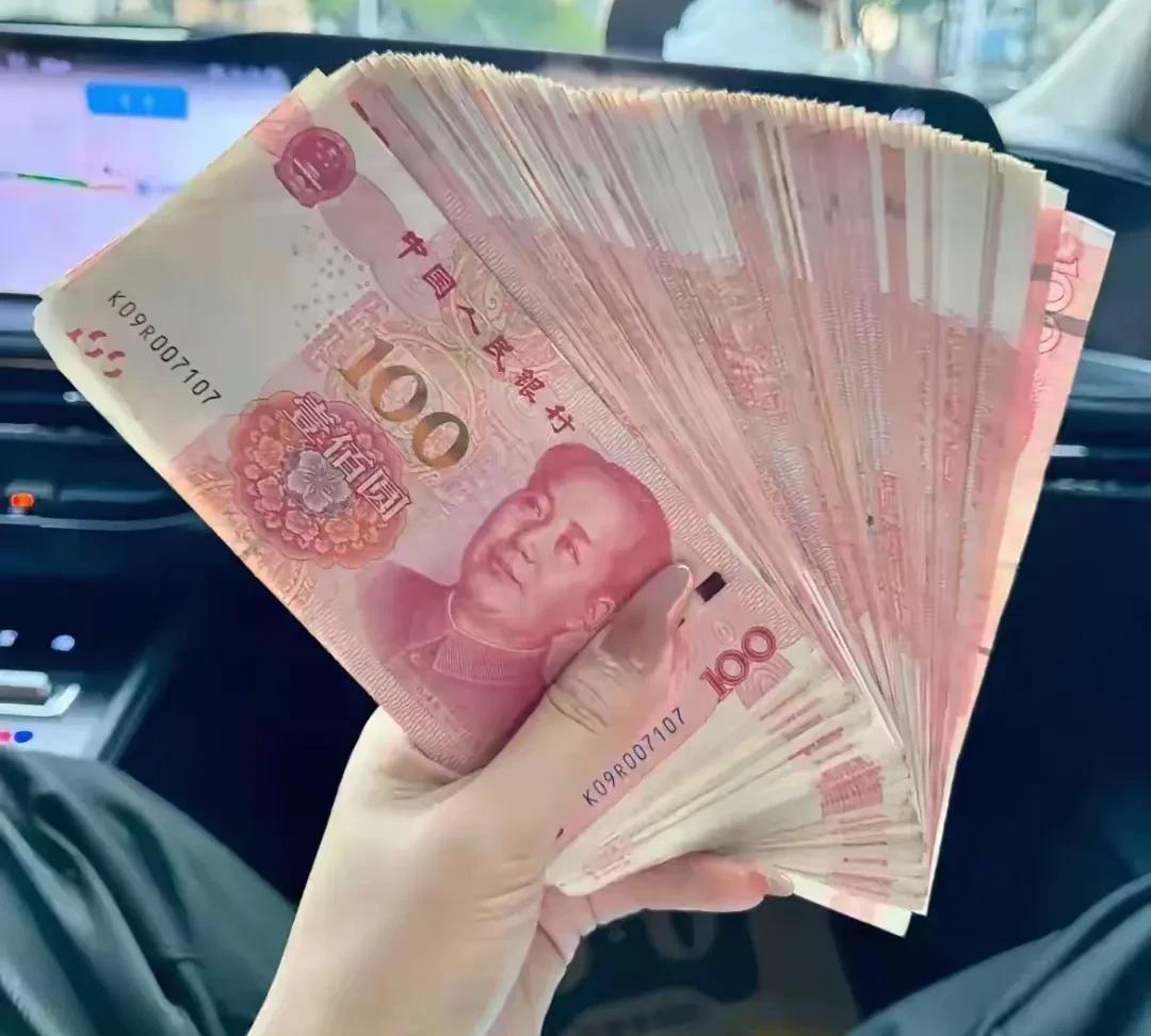 男人是赚钱的耙子，女人是攒钱的匣子。过日子女人一定要存钱，老公每个月800
