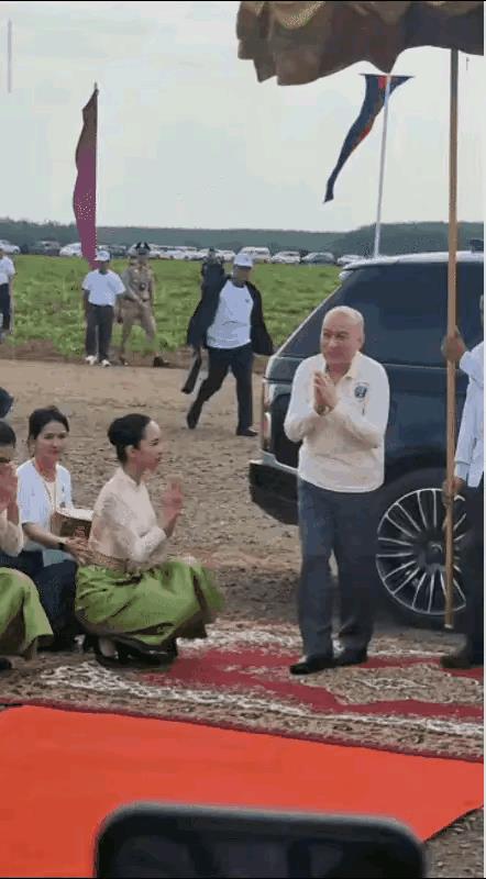 洪森参加柬埔寨植树节活动，现场几位随从女子是亮点。近日，洪森同柬埔寨国王西哈莫尼