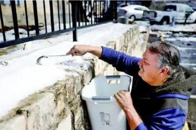 凌晨三点，零下十七度的街头，一条队伍蜿蜒在基辅市中心的老城区，没有灯光，没有热气