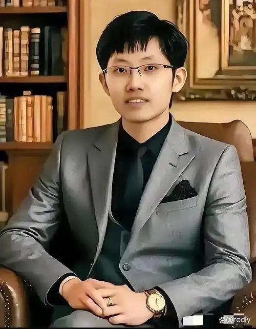最近居然有网友翻到了DeepSeek创始人梁文锋在2011年前后的社交账号。看完