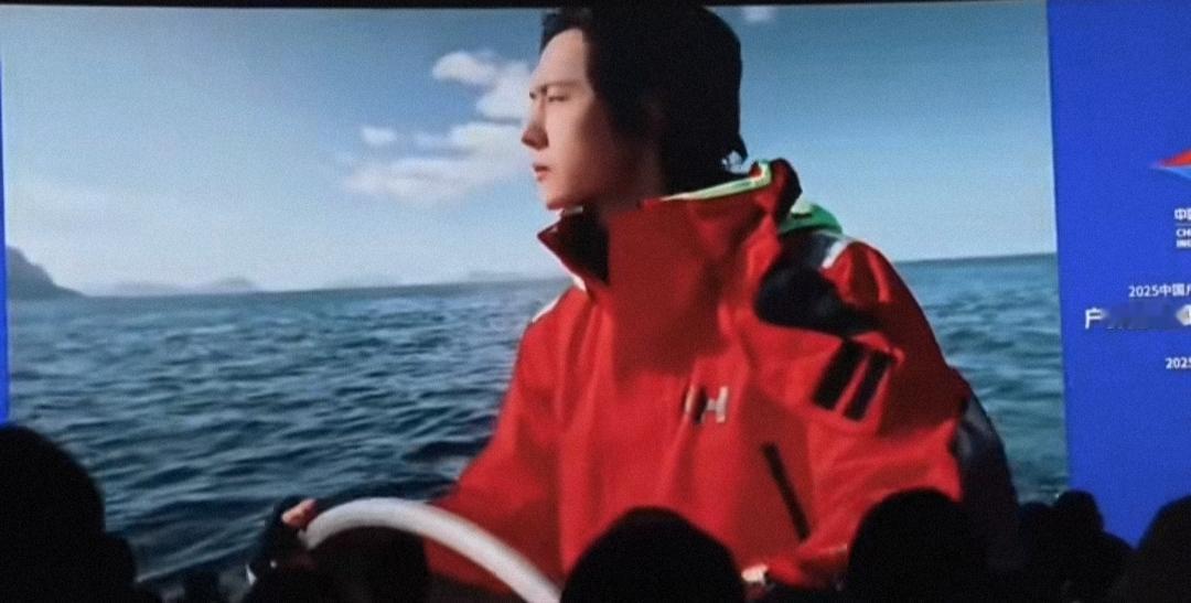 王一博HH海丽汉森拍摄的航海广告大片,出现在中国户外运动产业大会上!就是这么牛!