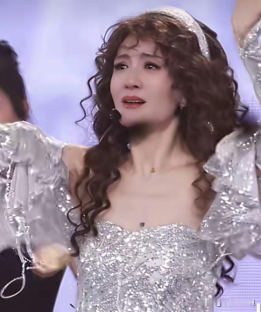 总结一下，谢娜演唱会上的七个之最：第一个之最，那就是谢娜居然从主持人跨界到唱