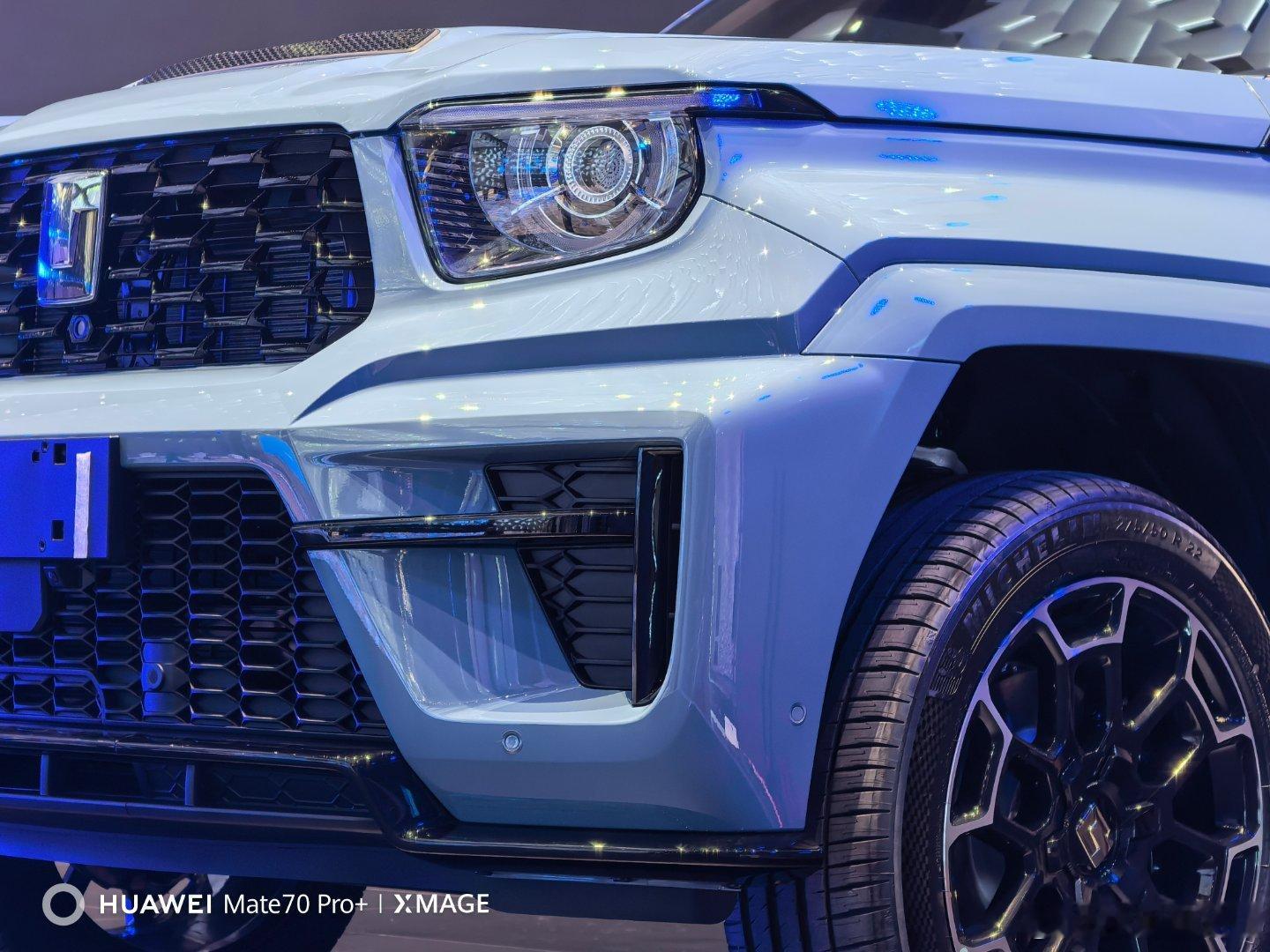 去坦克700的正式上市发布会现场探了个班。很高大上。但是估计不让发，发台现场的展