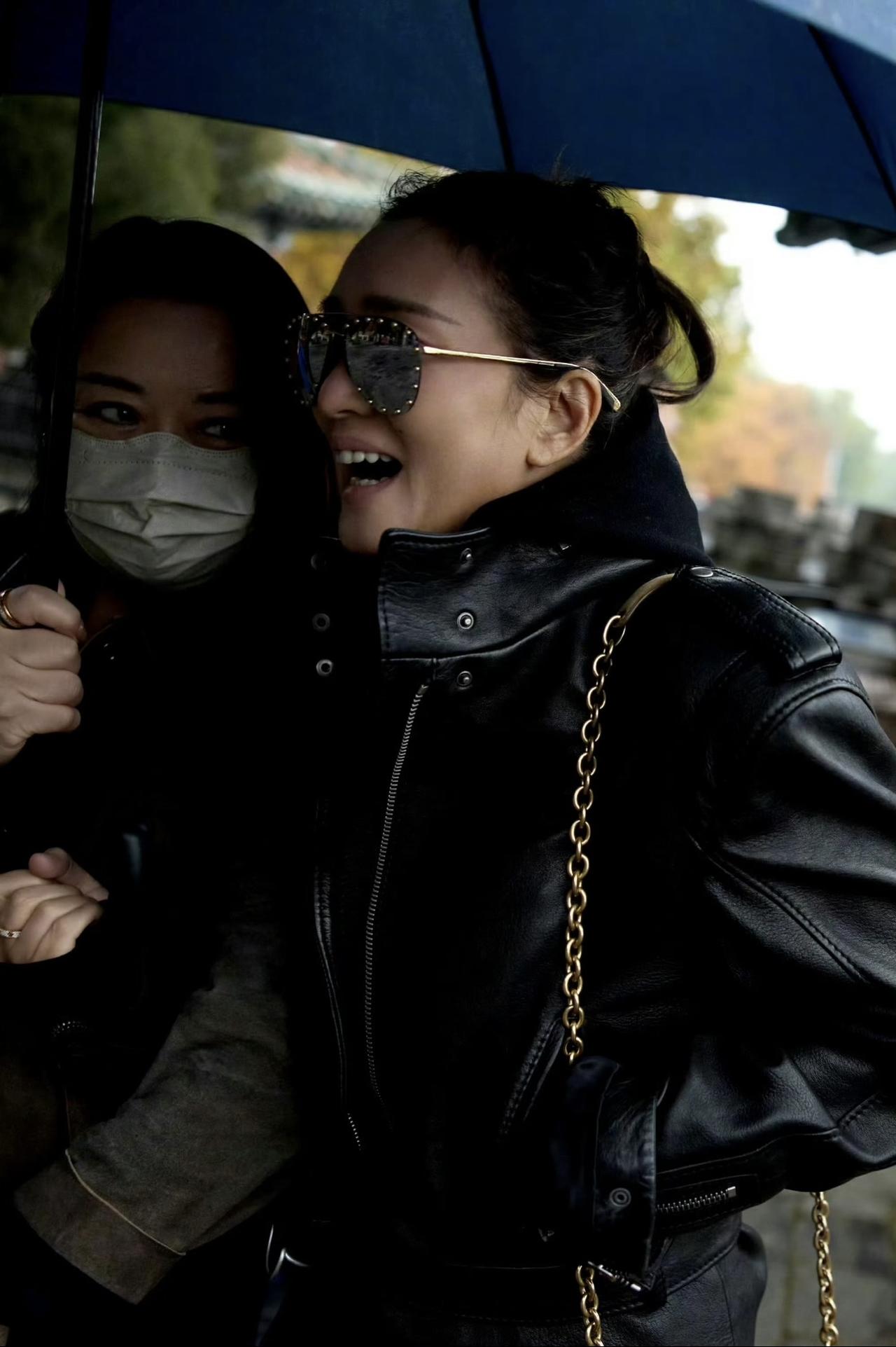 近日，巩俐来到北京参加活动，这是她在北海公园拍摄的画面。巩俐跟随老公定居于法